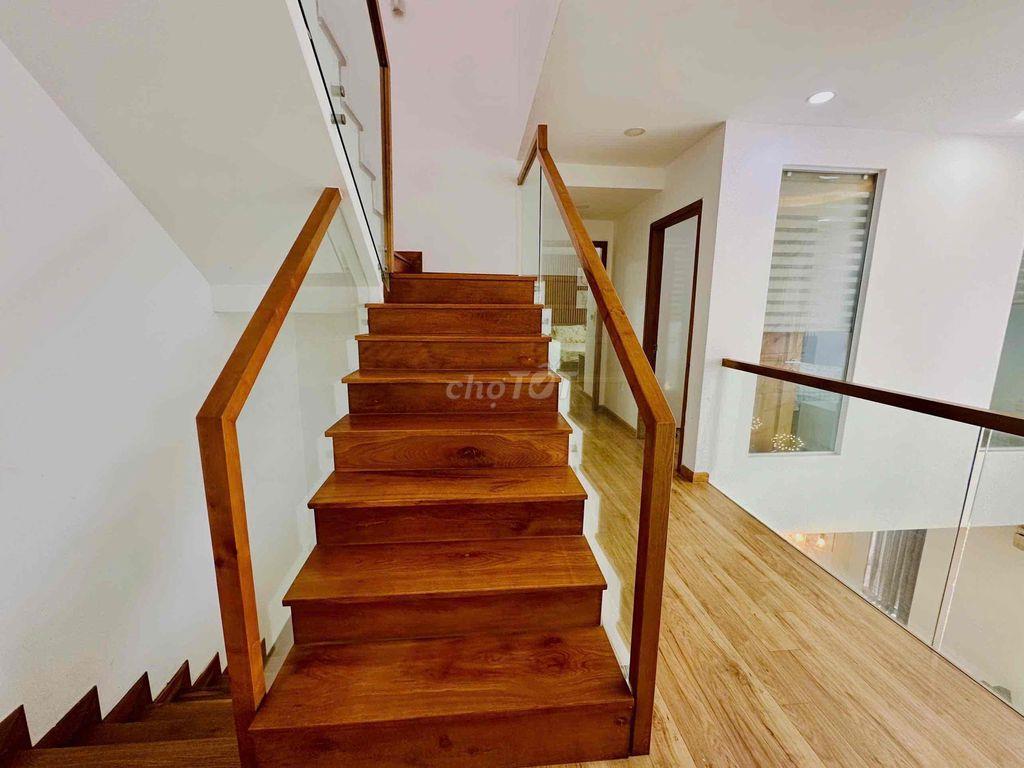 🏡 CHO THUÊ PENTHOUSE SKYGARDEN 3  ✨ Diện tích: 250m²   🛏️ 3 phòng ngủ