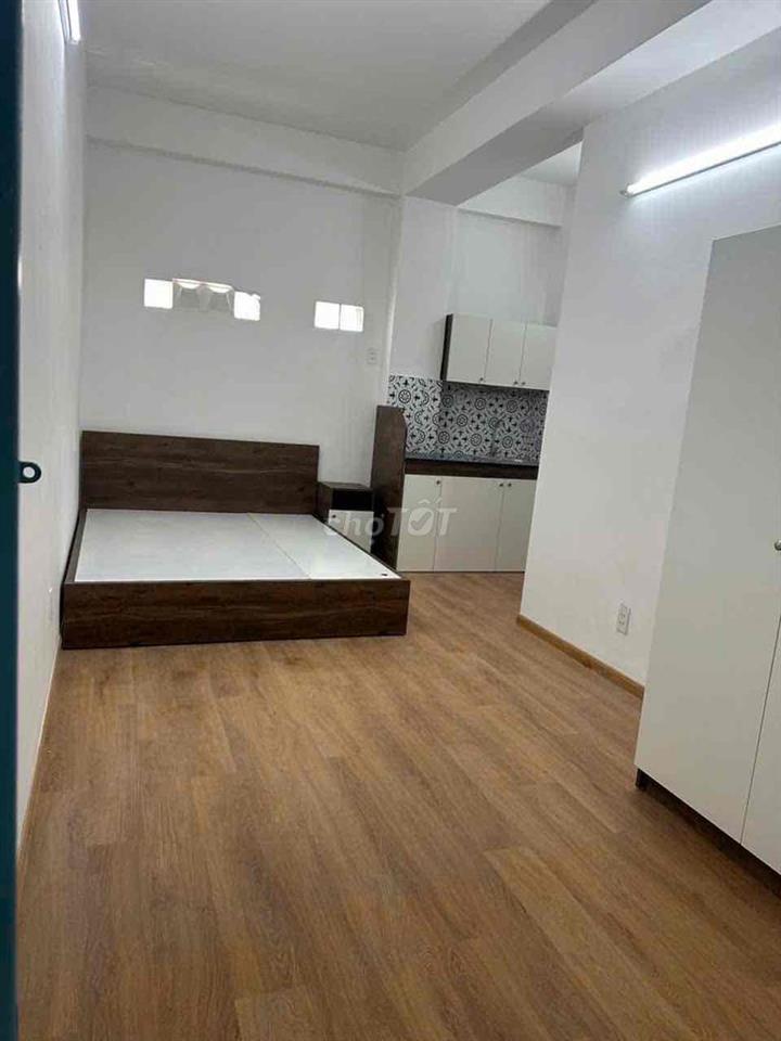 PHÒNG THANG MÁY CÓ CỬA SỔ TRỜI RỘNG RÃI