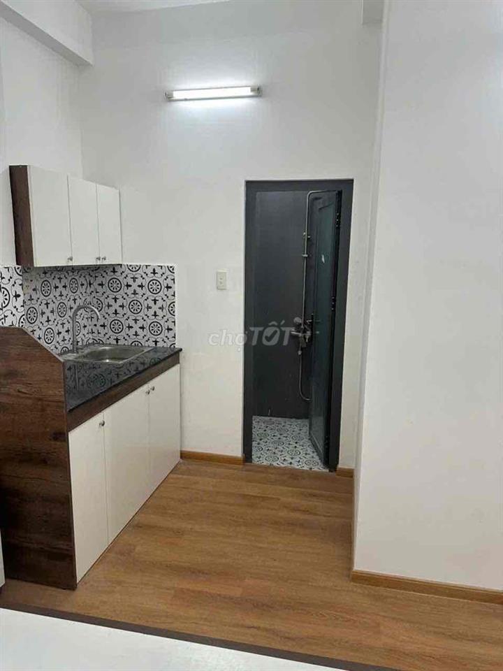 PHÒNG THANG MÁY CÓ CỬA SỔ TRỜI RỘNG RÃI