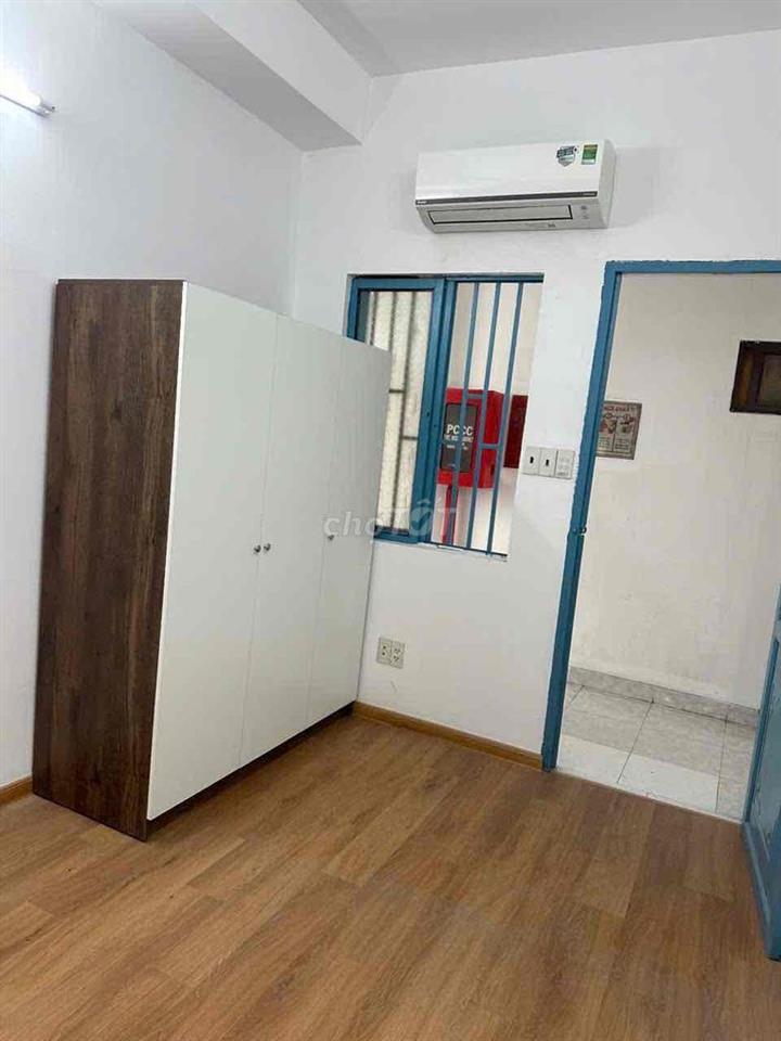 PHÒNG THANG MÁY CÓ CỬA SỔ TRỜI RỘNG RÃI