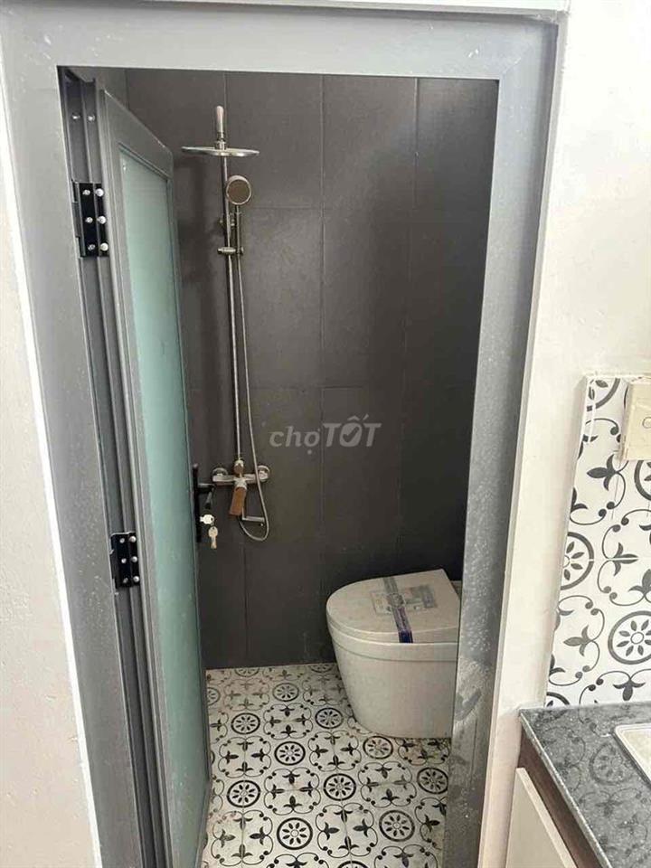PHÒNG THANG MÁY CÓ CỬA SỔ TRỜI RỘNG RÃI