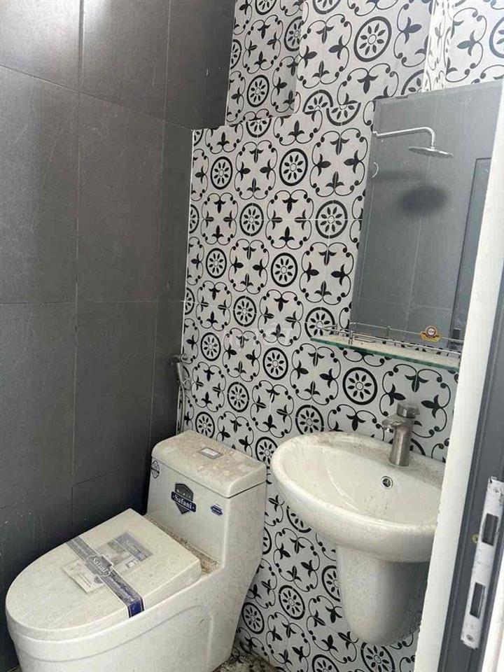 PHÒNG THANG MÁY CÓ CỬA SỔ TRỜI RỘNG RÃI