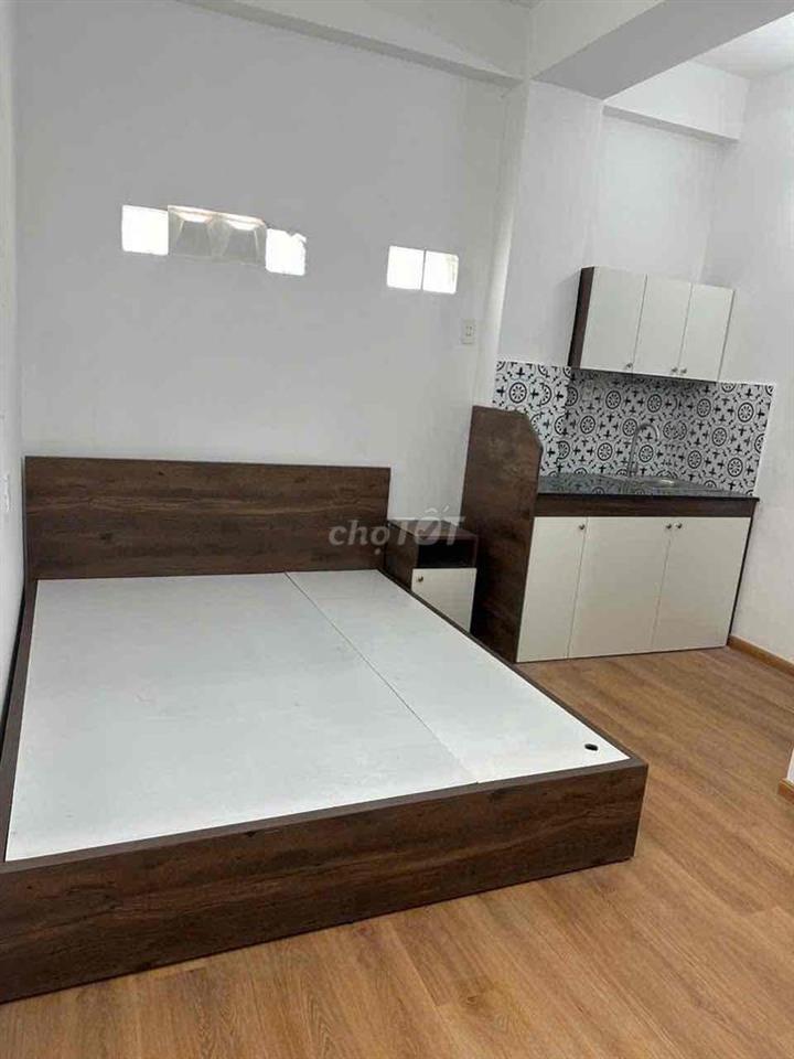 PHÒNG THANG MÁY CÓ CỬA SỔ TRỜI RỘNG RÃI
