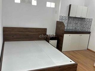 PHÒNG THANG MÁY CÓ CỬA SỔ TRỜI RỘNG RÃI