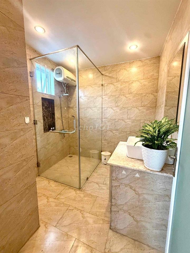 CC MINI BẾP XA GIƯỜNG NHIỀU CỬA SỔ THOÁNG,CÓ THANG MÁY