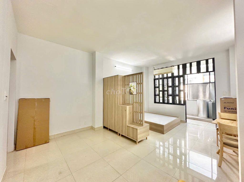 CĂN HỘ FULL NỐI THẤT TÁCH BẾP CỬA SỔ LỚN ĐINH BỘ LĨNH SÁT Q1