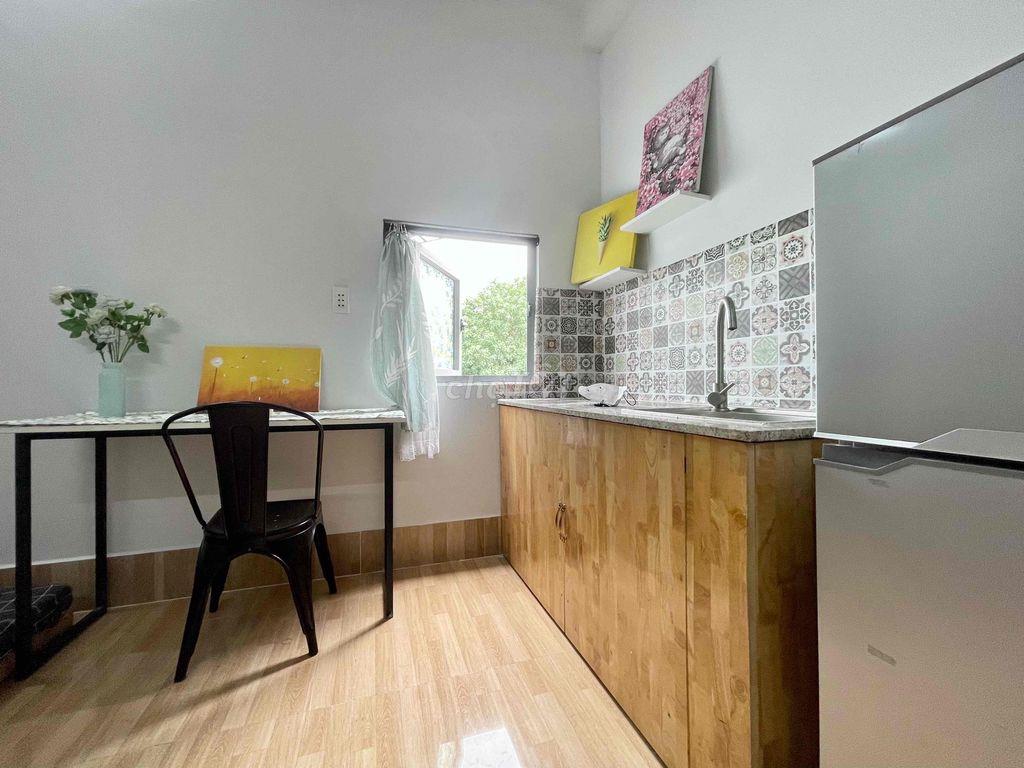 TRỐNG CĂN STUDIO CỬA SỔ GẦN SÂN BAY