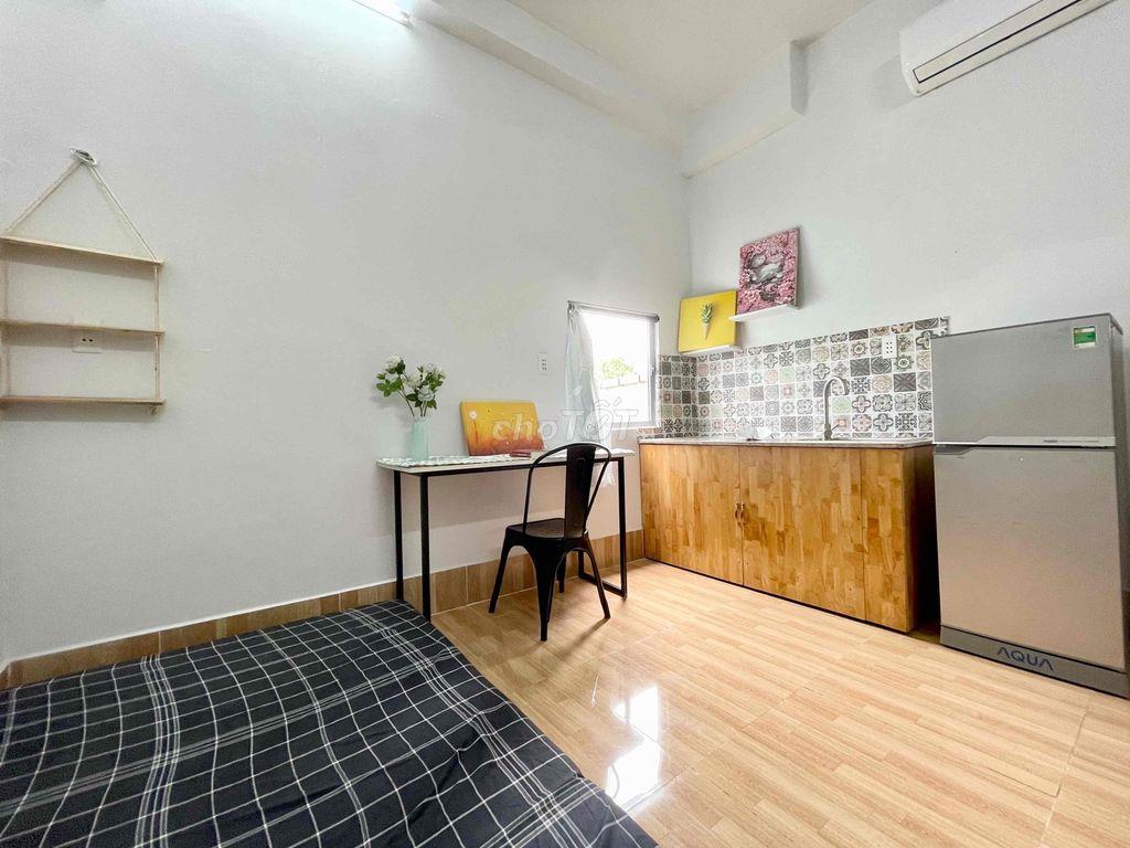 TRỐNG CĂN STUDIO CỬA SỔ GẦN SÂN BAY