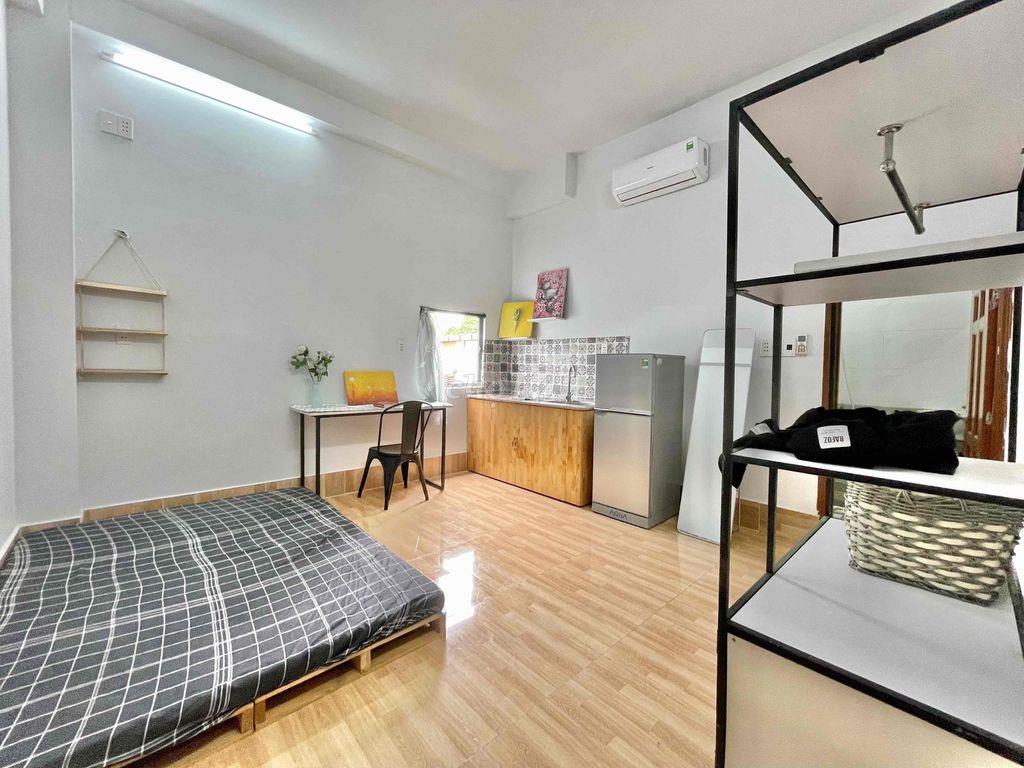 TRỐNG CĂN STUDIO CỬA SỔ GẦN SÂN BAY