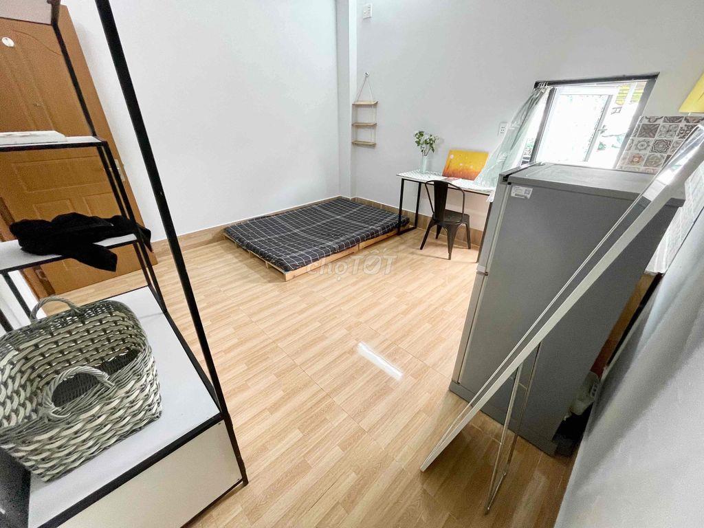 TRỐNG CĂN STUDIO CỬA SỔ GẦN SÂN BAY