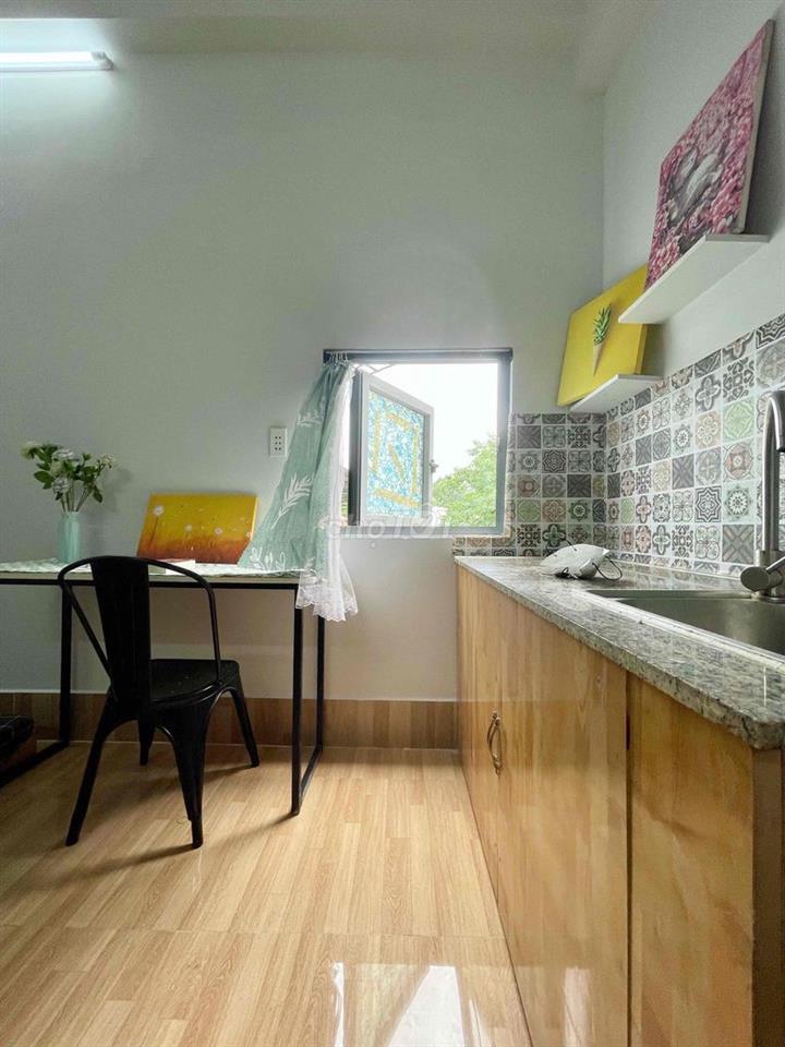 TRỐNG CĂN STUDIO CỬA SỔ GẦN SÂN BAY