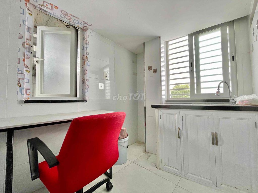 TRỐNG LẠI CĂN DUPLEX CÓ THANG MÁY GẦN QUẬN 1