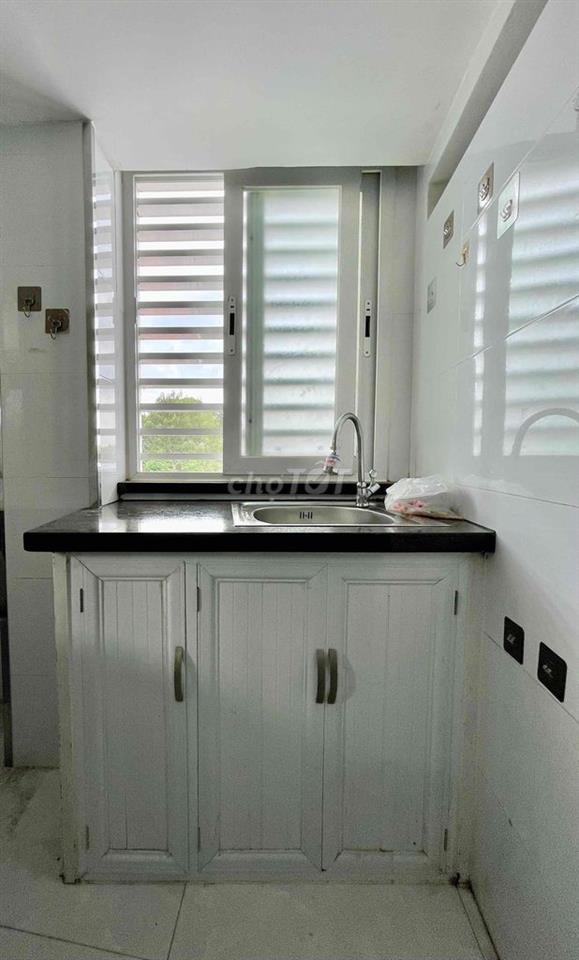 TRỐNG LẠI CĂN DUPLEX CÓ THANG MÁY GẦN QUẬN 1