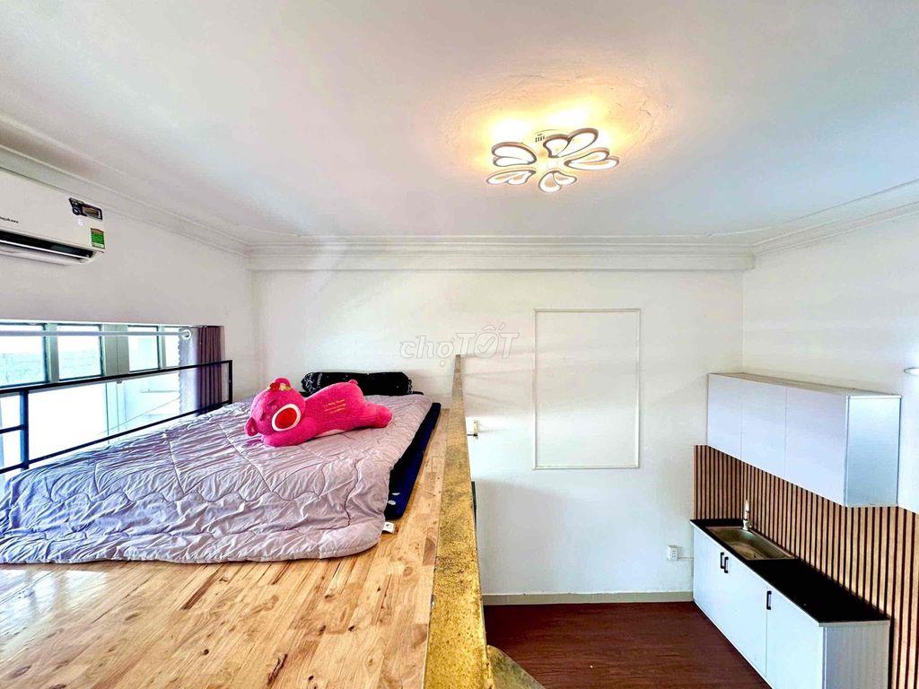ĐẦU THÁNG TRỐNG CÓ CỬA SỔ TRỜI