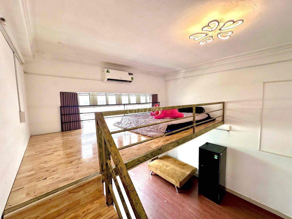 ĐẦU THÁNG TRỐNG CÓ CỬA SỔ TRỜI