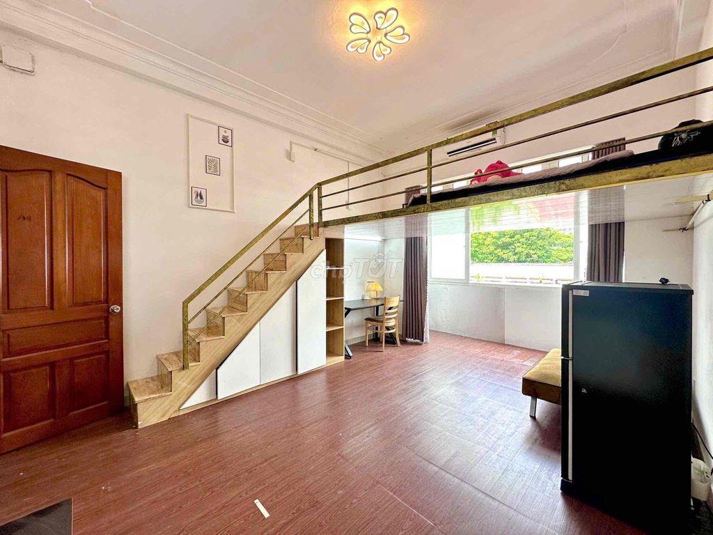 ĐẦU THÁNG TRỐNG CÓ CỬA SỔ TRỜI