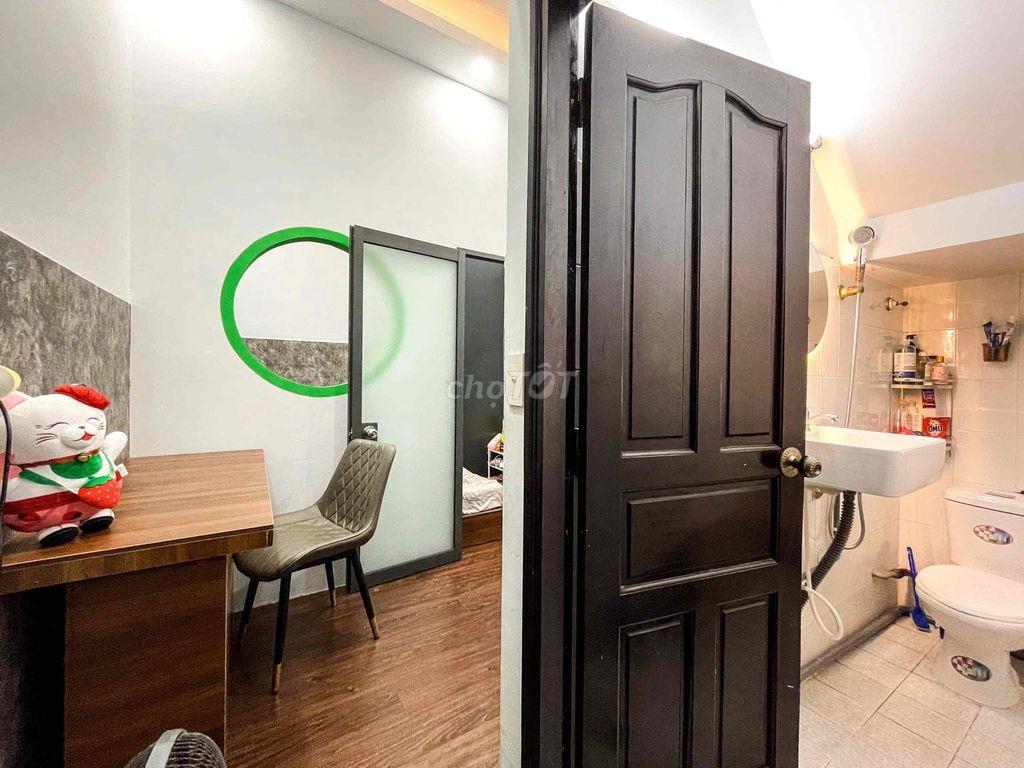 CĂN hộ 2PN 1WC Nội Thất Có Sẵn , Tầng Trệt , Quận 10