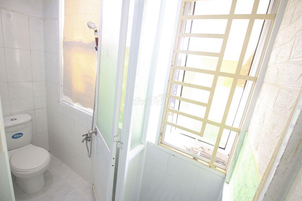 Giá 2tr7/tháng, cửa sổ thoáng Đường Cách Mạng Tháng Tám Quận 10