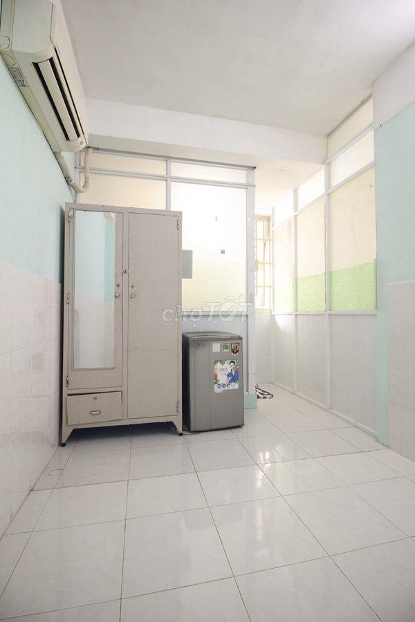 Giá 2tr7/tháng, cửa sổ thoáng Đường Cách Mạng Tháng Tám Quận 10