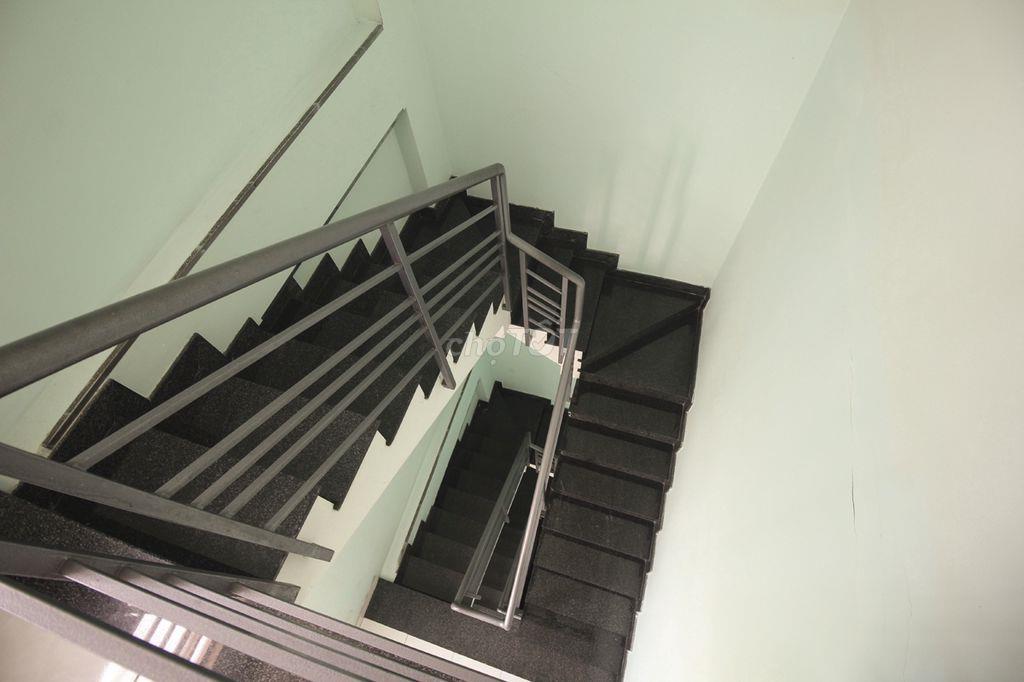 Giá 2tr7/tháng, cửa sổ thoáng Đường Cách Mạng Tháng Tám Quận 10