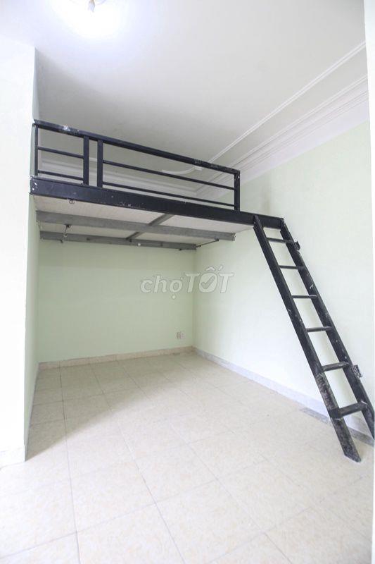 Phòng gác 35m2 ban công cửa sổ lớn Đường Cao Thắng Quận 10 gần Huflit