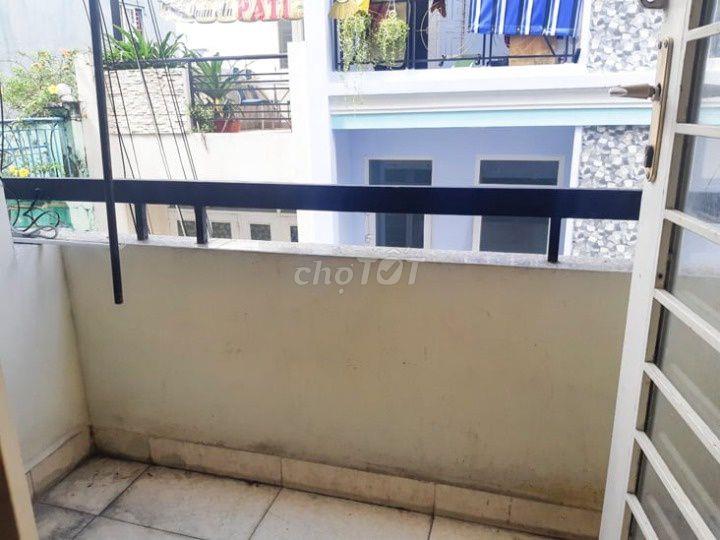 Phòng gác 35m2 ban công cửa sổ lớn Đường Cao Thắng Quận 10 gần Huflit