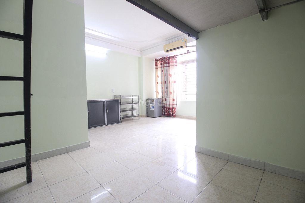 Phòng gác 35m2 ban công cửa sổ lớn Đường Cao Thắng Quận 10 gần Huflit