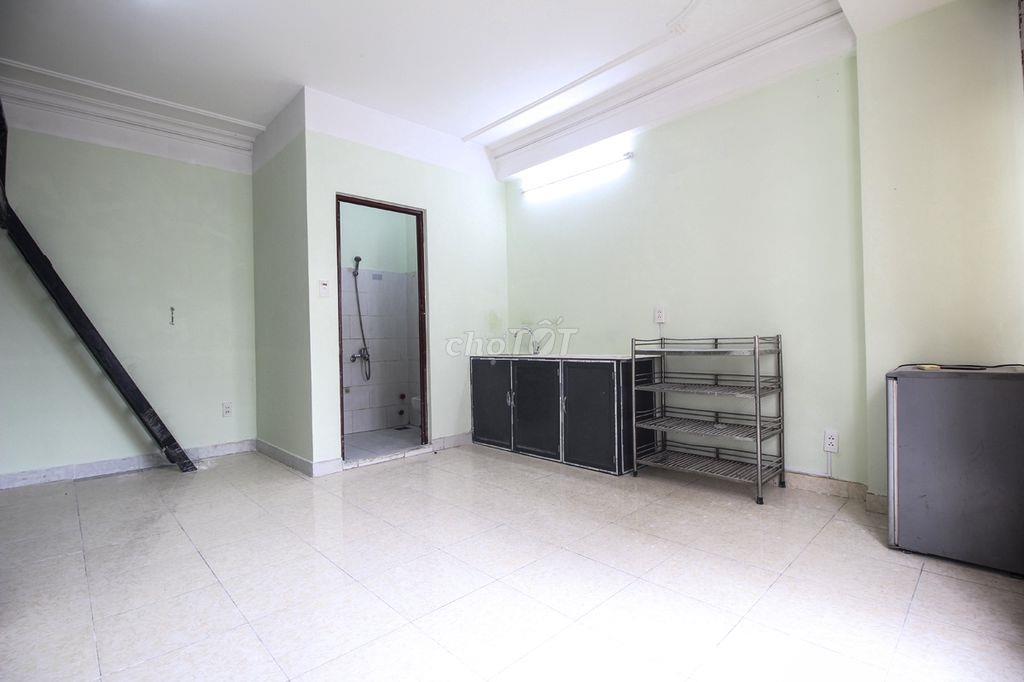 Phòng gác 35m2 ban công cửa sổ lớn Đường Cao Thắng Quận 10 gần Huflit