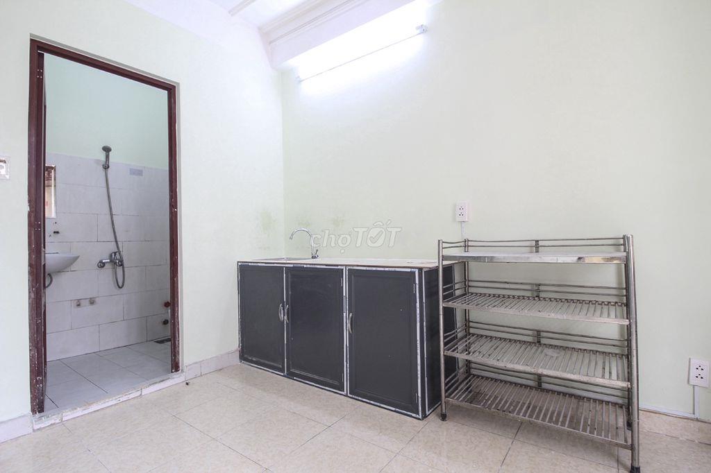 Phòng gác 35m2 ban công cửa sổ lớn Đường Cao Thắng Quận 10 gần Huflit
