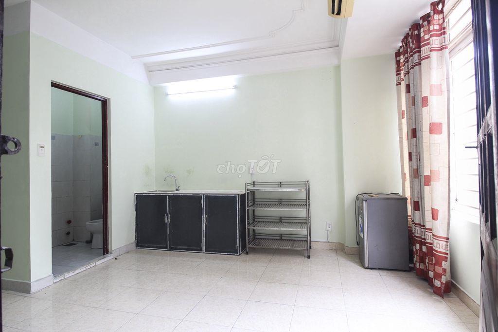 Phòng gác 35m2 ban công cửa sổ lớn Đường Cao Thắng Quận 10 gần Huflit