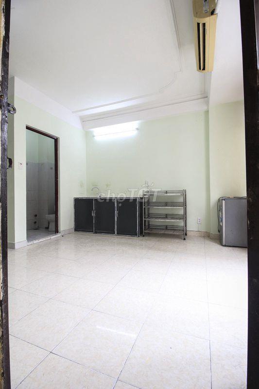 Phòng gác 35m2 ban công cửa sổ lớn Đường Cao Thắng Quận 10 gần Huflit
