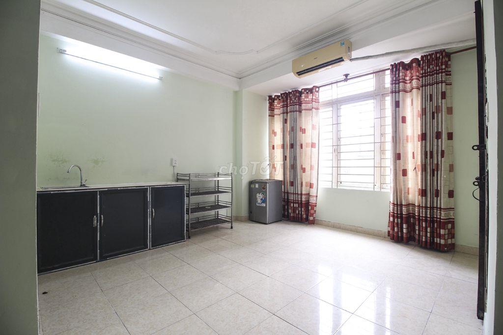 Phòng gác 35m2 ban công cửa sổ lớn Đường Cao Thắng Quận 10 gần Huflit