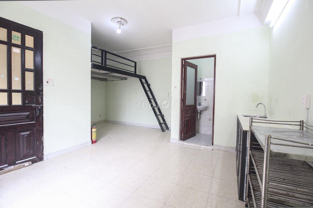 Phòng gác 35m2 ban công cửa sổ lớn Đường Cao Thắng Quận 10 gần Huflit