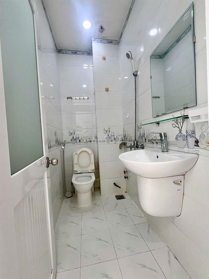 Phòng ban công thoáng đường Lò Siêu - Lãnh Binh Thắng Quận 11 