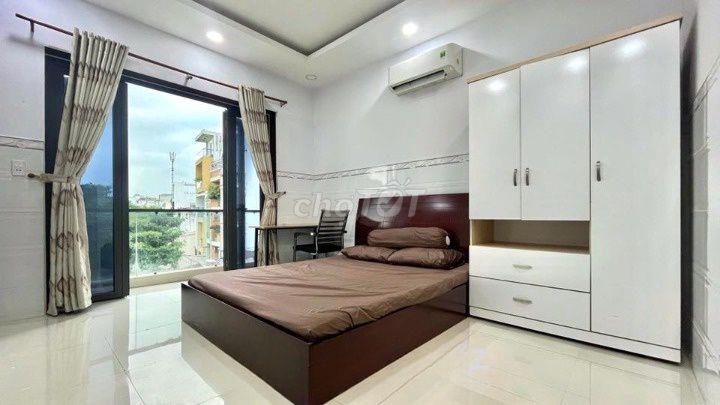 Phòng ban công thoáng đường Lò Siêu - Lãnh Binh Thắng Quận 11 