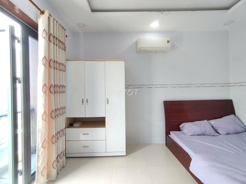 Phòng ban công thoáng đường Lò Siêu - Lãnh Binh Thắng Quận 11 