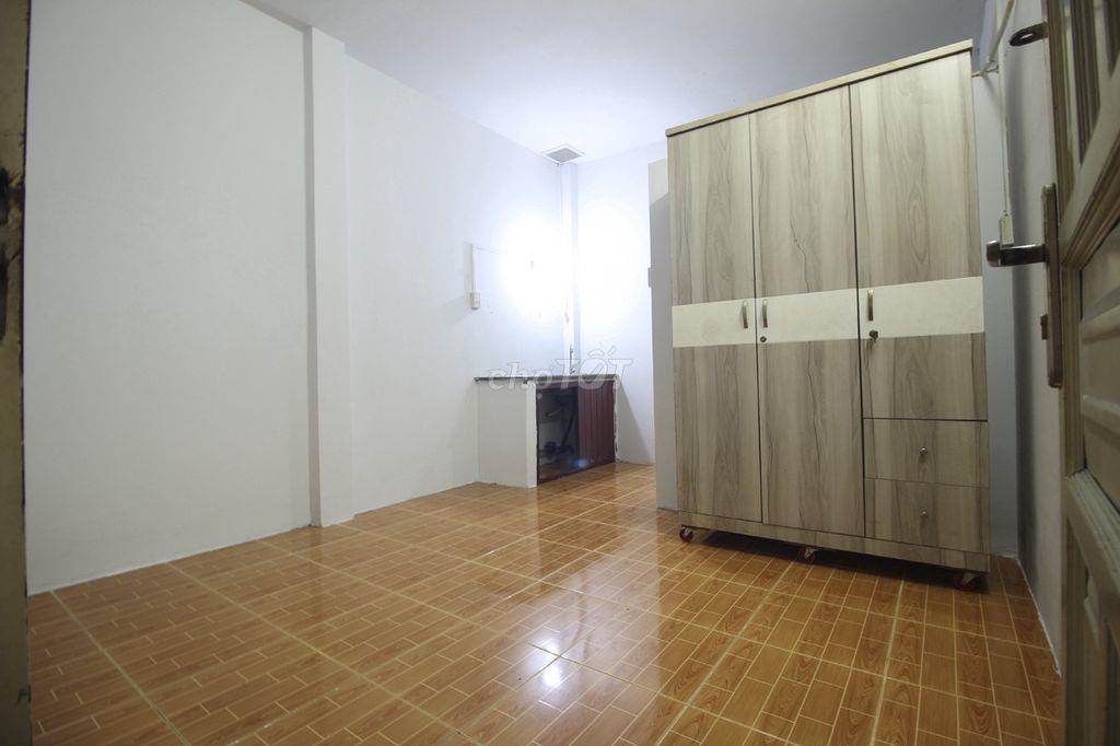 Phòng ban công 36m2 đường Bà Hạt Quận 10 gần Đại Học Kinh Tế UEH