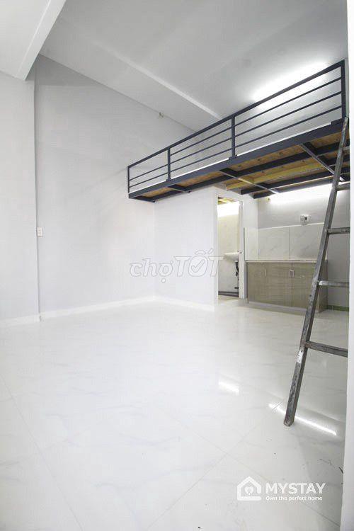 Phòng có gác cao 1m8 cửa sổ thoáng đường Thiên Hộ Dương, Phạm Văn Đồng