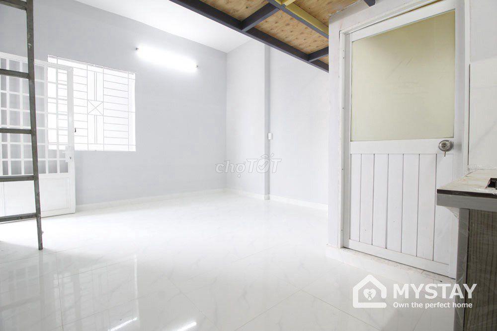 Phòng có gác cao 1m8 cửa sổ thoáng đường Thiên Hộ Dương, Phạm Văn Đồng