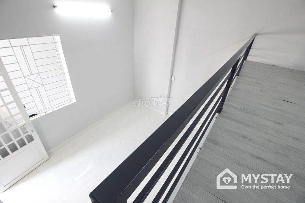 Phòng có gác cao 1m8 cửa sổ thoáng đường Thiên Hộ Dương, Phạm Văn Đồng