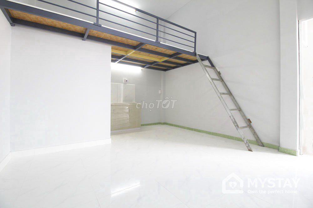 Phòng có gác cao 1m8 cửa sổ thoáng đường Thiên Hộ Dương, Phạm Văn Đồng