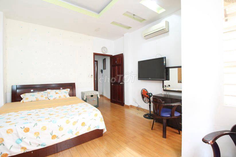 Cho thuê nguyên tầng 1  ban công đủ nội thất đường Trần Đình Xu Quận 1