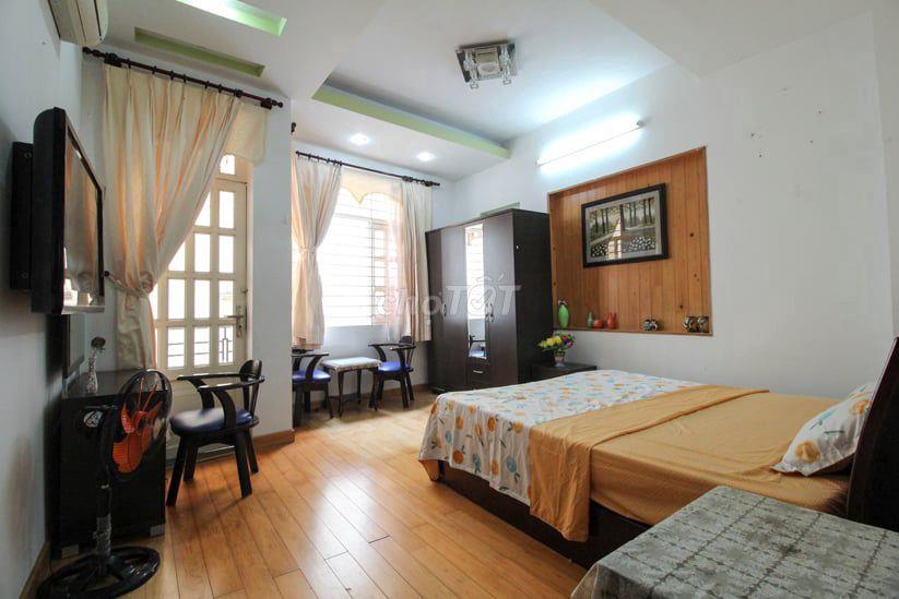 Cho thuê nguyên tầng 1  ban công đủ nội thất đường Trần Đình Xu Quận 1