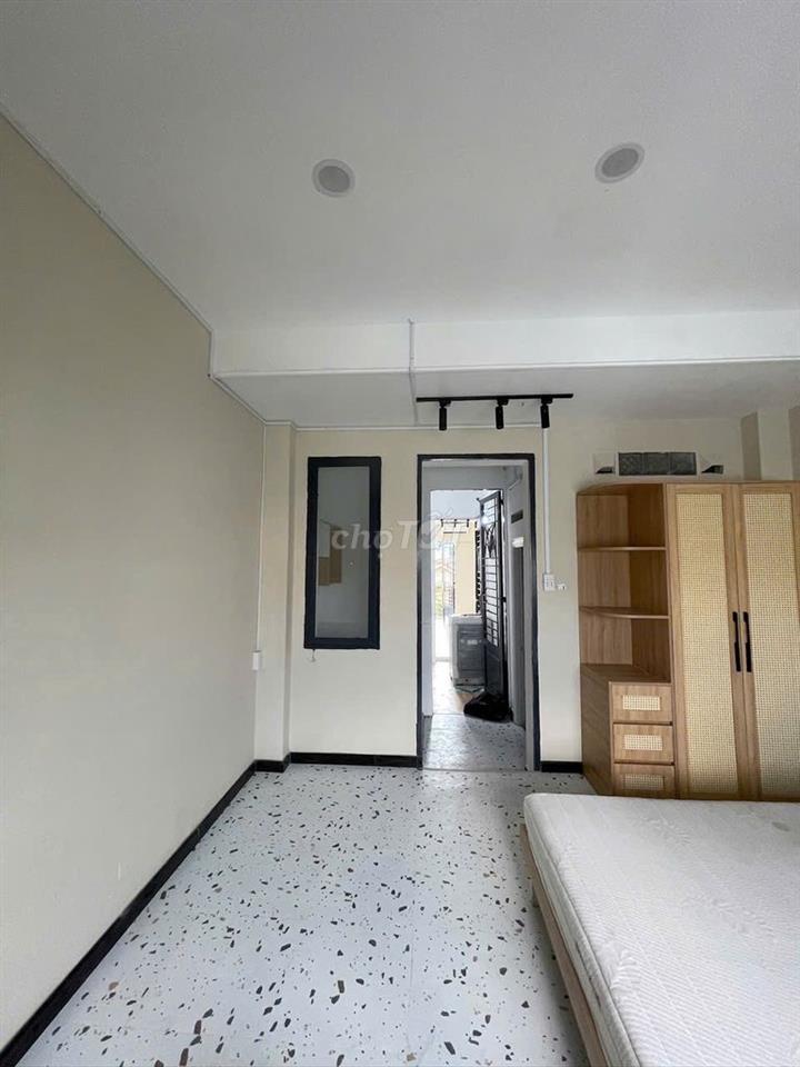 Phan Xích Long - Căn hộ dịch vụ ban công cửa sổ siêu thoáng 