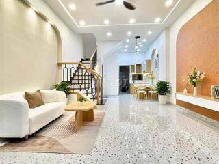 LÊN SÓNG NHÀ MỚI XINH NGANG 4,5m CÁCH MẤY BƯỚC CHÂN RA CHỔ ĐẬU XE HƠI