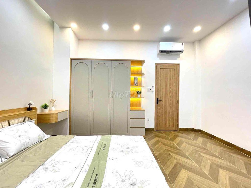 LÊN SÓNG NHÀ MỚI XINH NGANG 4,5m CÁCH MẤY BƯỚC CHÂN RA CHỔ ĐẬU XE HƠI