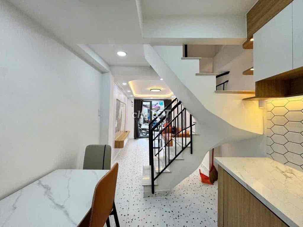 BÁN NHÀ ĐẸP LUNG LINH, HẺM TRC NHÀ 4m, 3 TẦNG ĐÚC THẬT, CÓ SÂN THƯỢNG