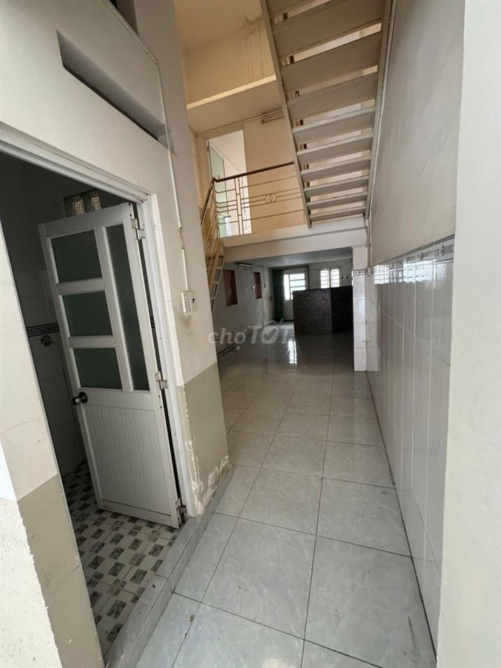 Cho thuê nhà riêng 2PN, sân xe hơi, lối độc lập, gần chợ Bà Chiểu