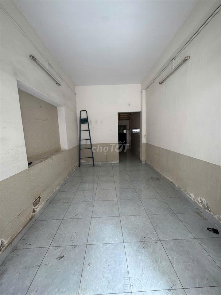 Cho thuê nhà riêng 2PN, sân xe hơi, lối độc lập, gần chợ Bà Chiểu