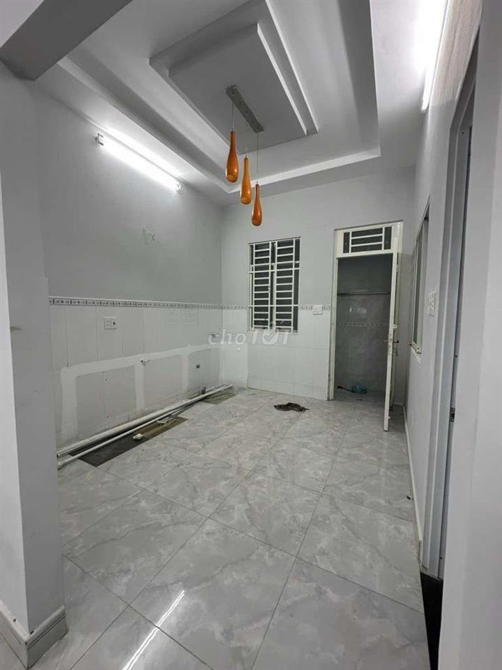 Bán mặt tiền giá hẻm, diện tích lớn 76m sát quận 1, gần hàng xanh
